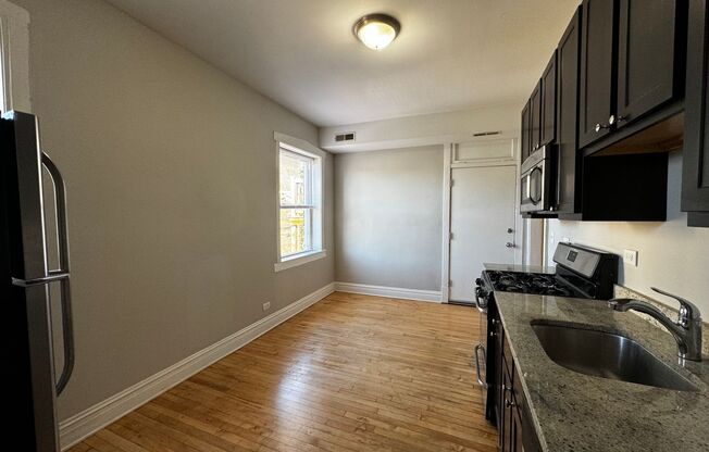 3 beds, 1 bath, $1,875, Unit 4952-2