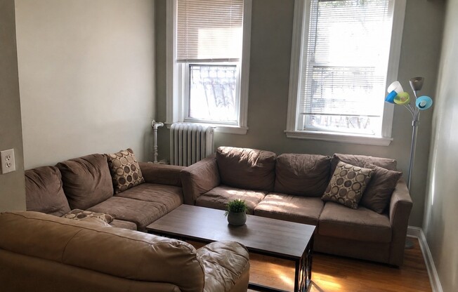 3 beds, 1 bath, 700 sqft, $2,800, Unit 2