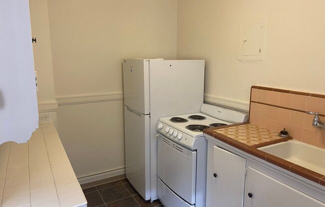 Studio, 1 bath, 325 sqft, $1,095, Unit 302