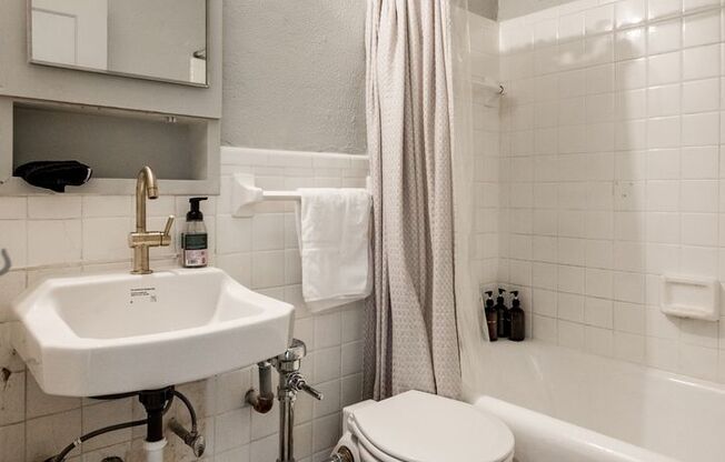 Studio, 1 bath, 350 sqft, $795, Unit 614