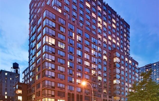 2 beds, 2 baths, 955 sqft, $8,345, Unit 16G