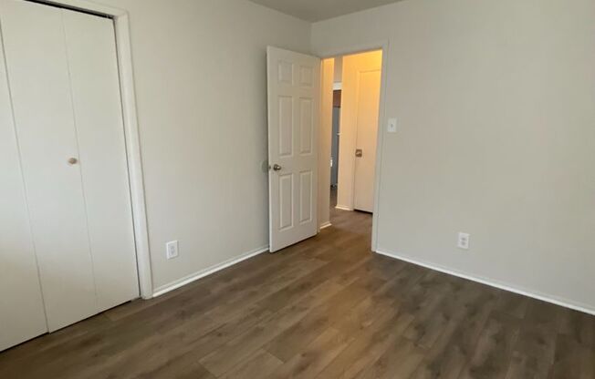 3 beds, 1 bath, 950 sqft, $1,595, Unit Unit 4