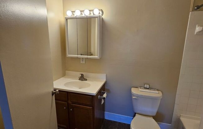 1 bed, 1 bath, 725 sqft, $1,325, Unit H09