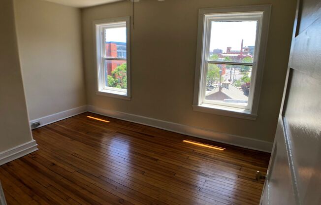 2 beds, 1 bath, 1,015 sqft, $1,825, Unit 17