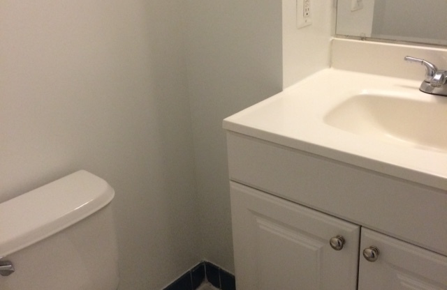 2 beds, 1 bath, $3,350, Unit 105