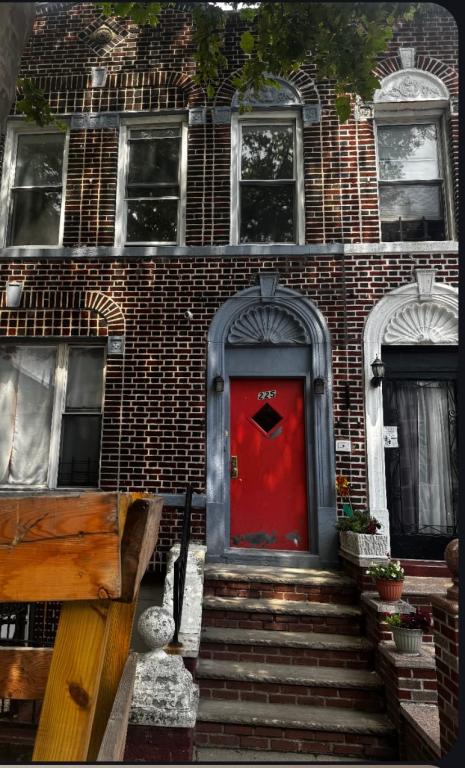 225 E 92 ST