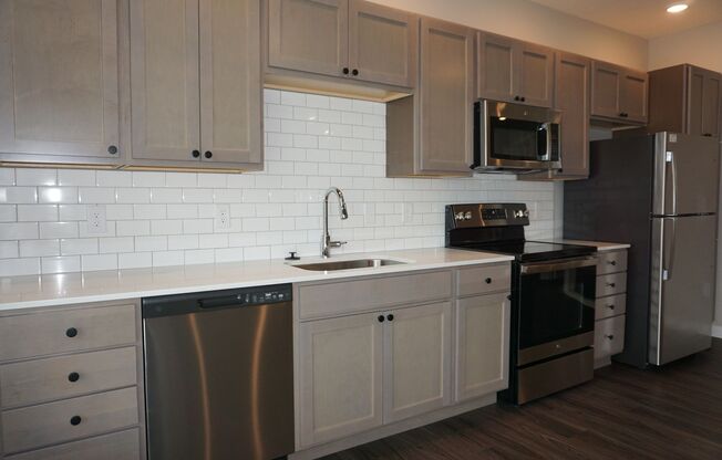 1 bed, 1 bath, 895 sqft, $1,399, Unit 404
