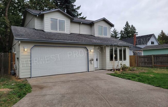 *1ST MONTH'S RENT FREE PROMO* SE Portland Home on A Cul-De-Sac with Garage, Yard, Fireplace and Much More!