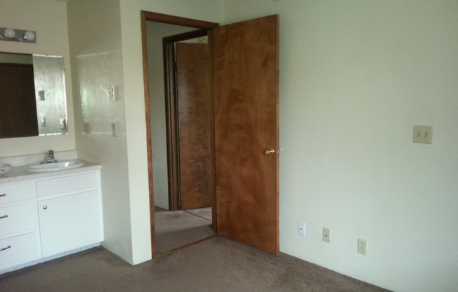 3 beds, 1 bath, $1,395, Unit 25