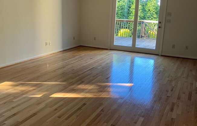 Two bedroom renovated townhouse in Oak Ridge Meadows