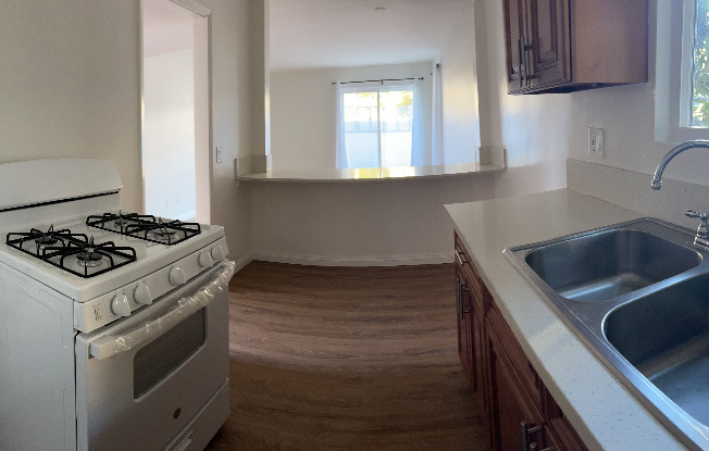 305 N Vinedo Ave 5