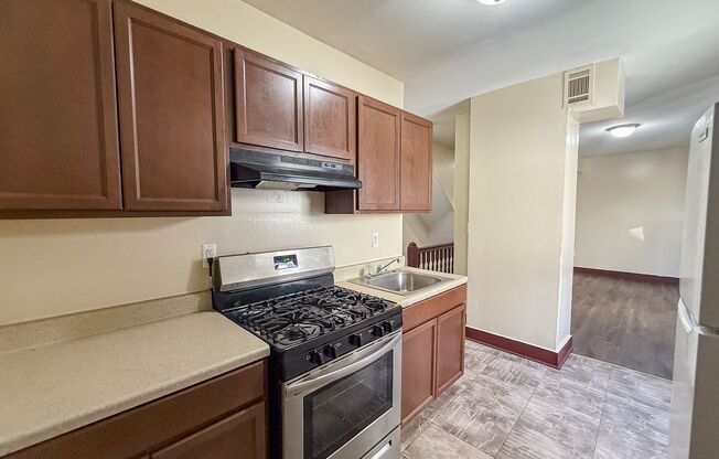 3 beds, 1 bath, $1,950, Unit 2L