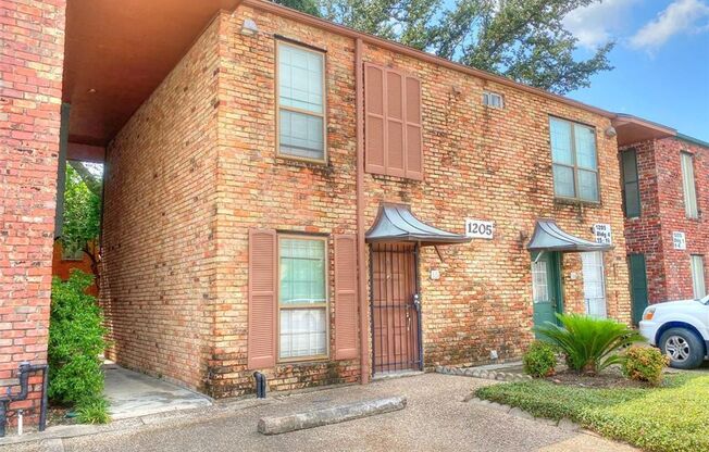 2 beds, 1.5 baths, 884 sqft, $1,600