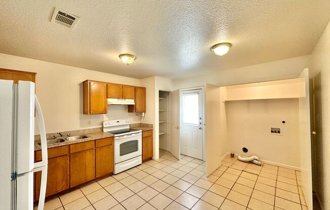 2 beds, 1 bath, 970 sqft, $1,100