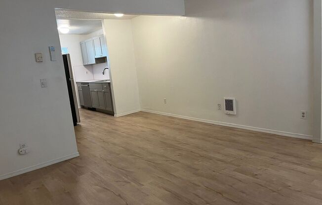 Buckman Neighborhood: Freshly Renovated Close-in SE Portland Apartment.  AC and Off Street Parking