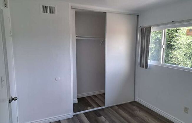 2 beds, 1 bath, 900 sqft, $2,300, Unit Euclid525-1