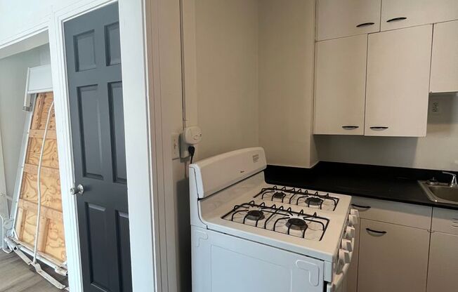 Studio, 1 bath, 450 sqft, $642, Unit Unit 3