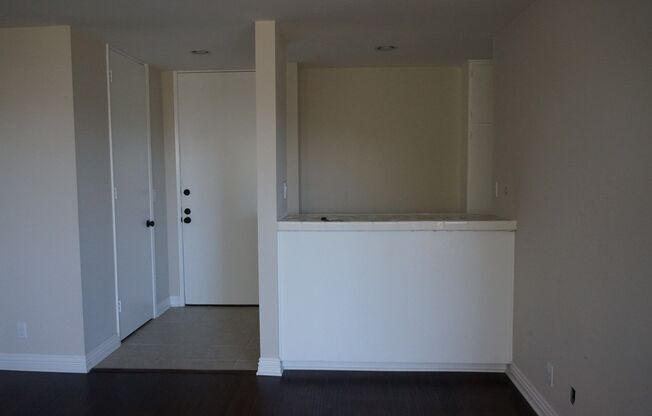 **Beautiful & Spacious 2 Bedroom 2 Bathroom Culver City Condo!!**