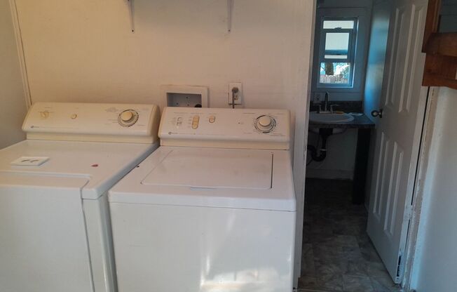 2 beds, 1 bath, $1,300