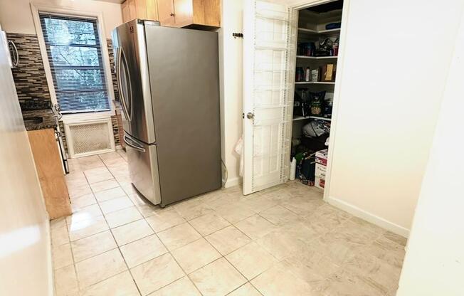 2 beds, 1 bath, $2,750, Unit 1-A