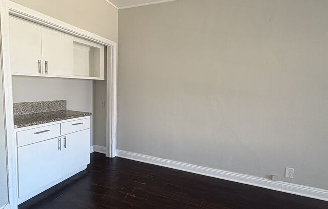 Studio, 1 bath, 400 sqft, $1,300, Unit Unit 404