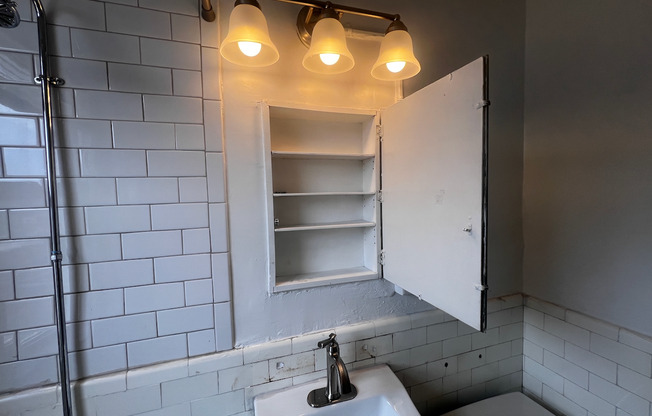 Studio, 1 bath, 450 sqft, $945, Unit 414