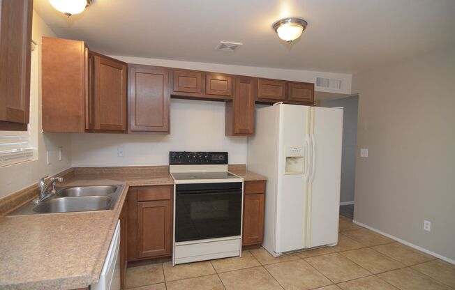 Charming 2 Bedroom 1 Bath Townhouse! East Tucson Location!