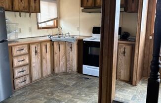 2 beds, 1 bath, $1,350, Unit 11