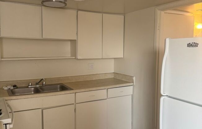 2 beds, 1.5 baths, 941 sqft, $950, Unit J11