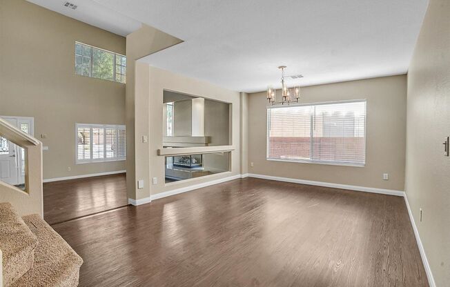 HIGH CEILINGS, 5 BEDROOM HOME WITH FIREPLACE & POOL