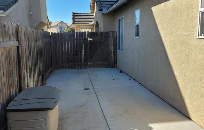 3 beds, 2 baths, $3,250