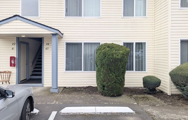 1 bed, 1 bath, 640 sqft, $1,050, Unit 43