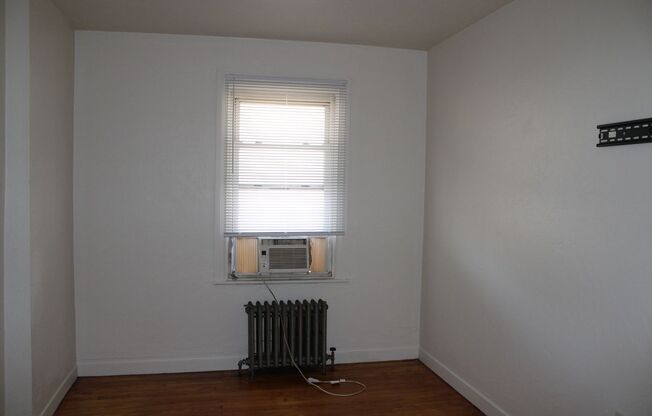 2 beds, 1 bath, $950, Unit Apt 1E