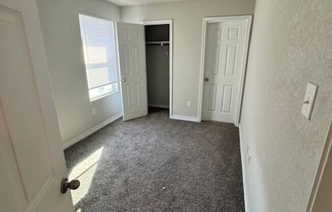 3 beds, 2.5 baths, $1,595, Unit UNIT # 1