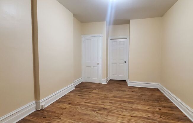 3 beds, 1 bath, $1,600, Unit Unit 2