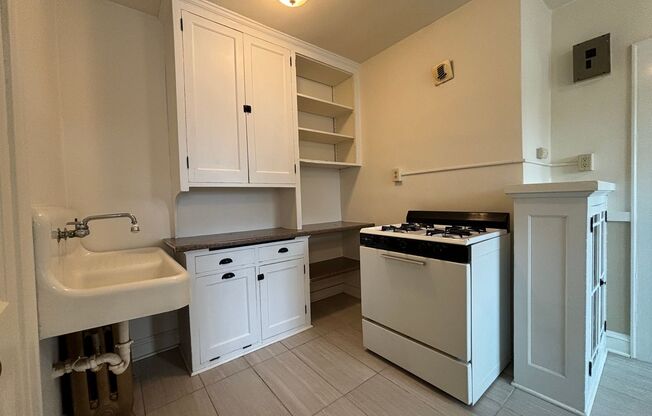 Studio, 1 bath, 445 sqft, $954, Unit 208
