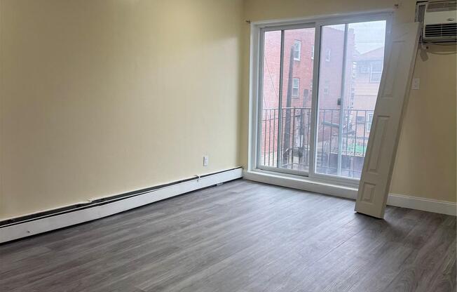 917 E 82 ST