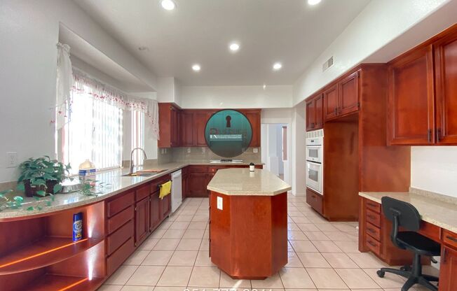 Step into luxury with this expansive 5 bedroom home!