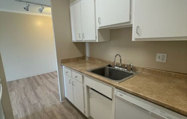 1 bed, 1 bath, 698 sqft, $1,450, Unit 601