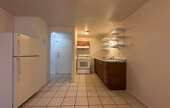 2 beds, 1 bath, $895, Unit 7