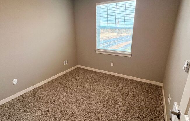 3 beds, 2 baths, 1,190 sqft, $2,395, Unit 208