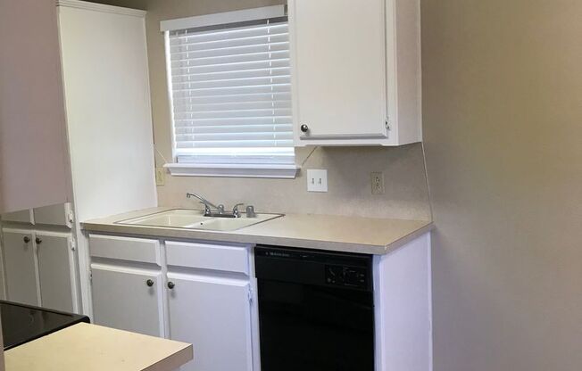 Clean, Beautiful, and spacious home! Pre-leasing for January 1st!