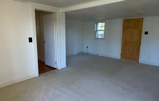 2 beds, 1 bath, 800 sqft, $950, Unit 1261 NEWPORT RD-HOUSE