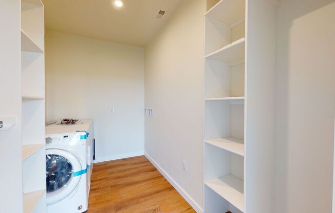 1 bed, 1 bath, 887 sqft, $1,900, Unit 501