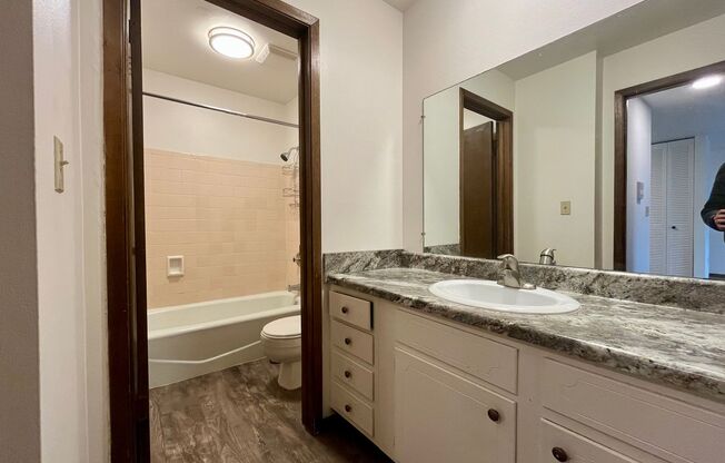 1 bed, 1 bath, $1,095, Unit 43
