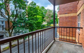 University Park 2 Bd/1 Bth With Fitness Center and Designated Parking Spot!