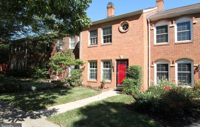 Old Town TH with fenced back yard/patio