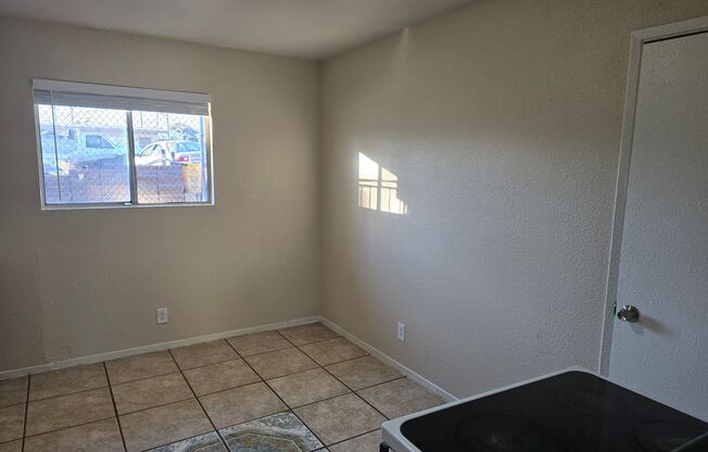 2 beds, 1 bath, 750 sqft, $1,095, Unit UNIT 4