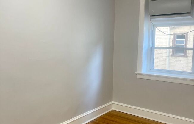 2 beds, 1 bath, 600 sqft, $1,350, Unit 1J