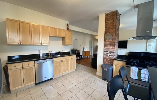 3 beds, 1 bath, $4,800, Unit 2